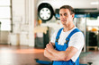 Foto: Automechaniker in seiner Werkstatt Automechaniker in seiner Werkstatt