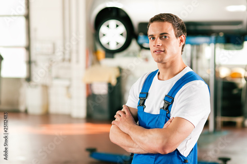 Foto: Automechaniker in seiner Werkstatt Automechaniker in seiner Werkstatt