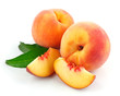 Foto: fresh peach fruits with green leaves fresh peach fruits with green leaves