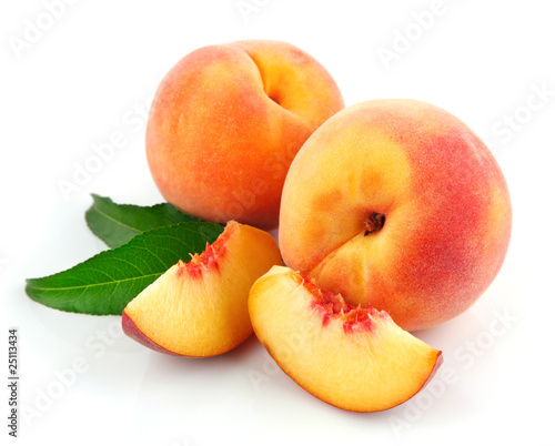 Foto: fresh peach fruits with green leaves fresh peach fruits with green leaves