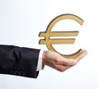 symbole euro dans une main d'homme d'affaires