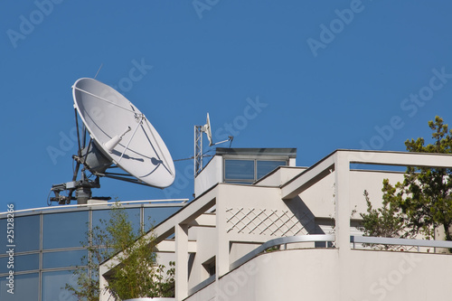 Antenne parabolique sur le toit d'un immeuble Antenne parabolique sur le toit d'un immeuble