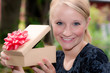 Foto: Frau bekommt ein Geschenk Frau bekommt ein Geschenk