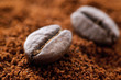 Kaffeebohnen auf Kaffeepulver