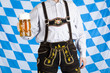 Bayerischer Mann mit Oktoberfest Maß Bier und Lederhose