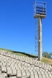 sièges et mât d'éclairage en béton, amphithéâtre Saint-Gilles