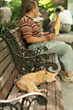 Katze auf einer Parkbank in Shanghai (franz. Kozession)