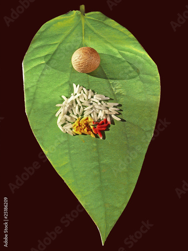Foto: Matrimony card in shape of Betel Leaf Matrimony card in shape of Betel Leaf