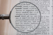 Lupe auf altem Wörterbuch
