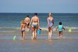 Famille partant à la pêche