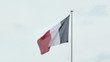 Drapeau francais sur ciel gris