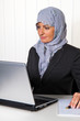 Symbolfoto Islam. Muslimische, Frau mit Kopftuch im Büro