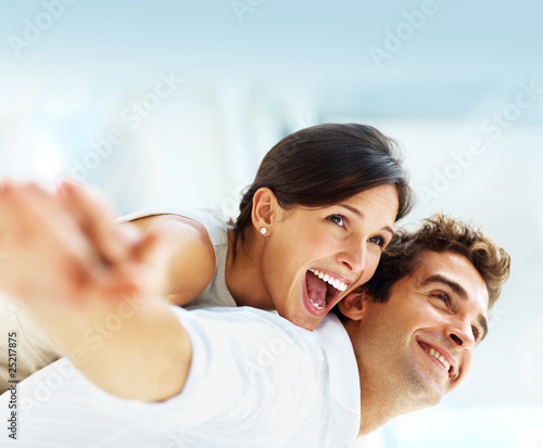 Foto: Young man piggybacking his pretty girlfriend Young man piggybacking his pretty girlfriend