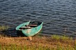 Barque verte sur étang / lac
