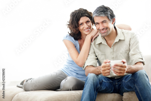 Foto: Happy middle aged couple on sofa with lots of copyspace Happy middle aged couple on sofa with lots of copyspace