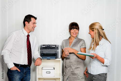 Foto: Gespräch unter Mitarbeitern im Büro Gespräch unter Mitarbeitern im Büro