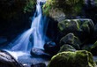 Bach mit fließendem Wasser und Steinen (Felsen)