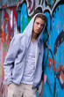 Cool blickender Jugendlicher Mann vor Graffiti