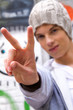 Cool blickender Jugendlicher Mann vor Graffiti