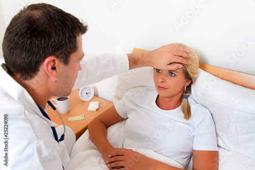 Foto: Arzt bei Hausbesuch. Untersucht kranke Frau. Arzt bei Hausbesuch. Untersucht kranke Frau.