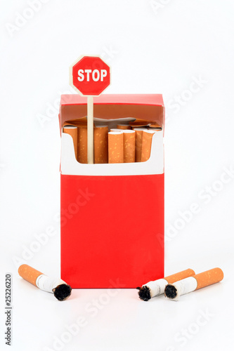 Foto: Pack of cigarets and sign "Stop" on a white background Pack of cigarets and sign "Stop" on a white background