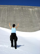 Staumauer Lago di Lucendro im Schnee