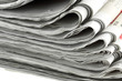 journaux empilés, fond blanc