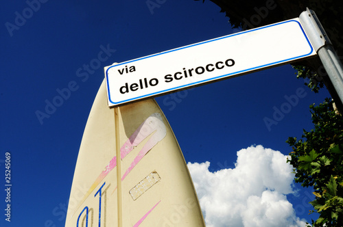 surf e cartello stradale
