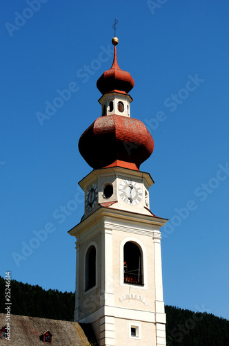 campanile con orologio campanile con orologio