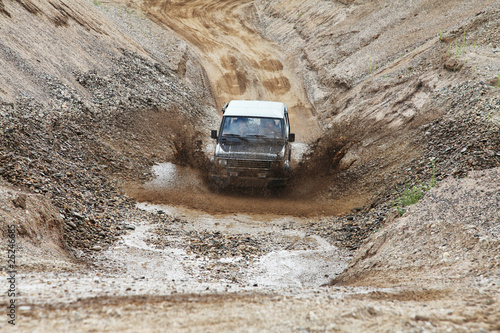 Foto: 4x4 suv offroading 4x4 suv offroading