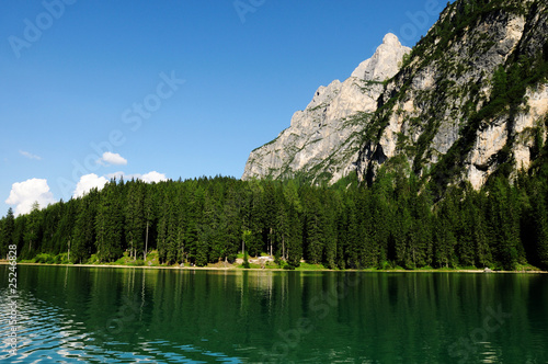 Lago di Braies con montagna Lago di Braies con montagna