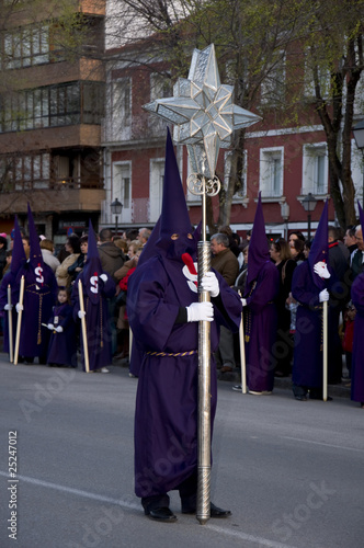Photo: Nazareno llevando una cruz de cristal Nazareno llevando una cruz de cristal