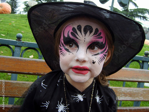 Photo: fillette déguisée en sorcière pour halloween fillette déguisée en sorcière pour halloween