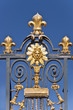 Le roi soleil sur la grille du château de Versailles - France