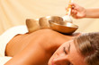 Frau bei Wellness und Klangschalentherapie