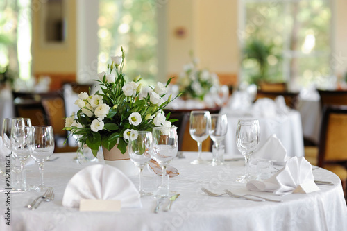 Photo : Table set for an event party or wedding Table set for an event party or wedding