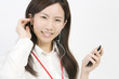 音楽を聴く女性社員