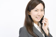 女性社員と携帯電話