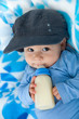 Baby mit Fläschchen