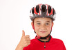 Junger Radfahrer mit Helm