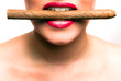 Mund mit roten Lippen und Zigarre quer zwischen den Zähnen