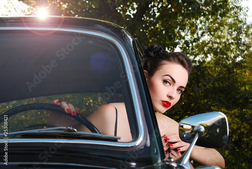 Foto: beautiful young woman driving beautiful young woman driving