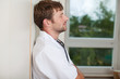 müder arzt im krankenhaus