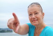 Frau zeigt mit dem Finger auf... .  Sample Text.