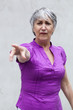 femme senior index levé accusation médisance femme senior index levé accusation médisance