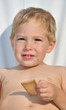 Petit garçon qui mange un gâteau Petit garçon qui mange un gâteau