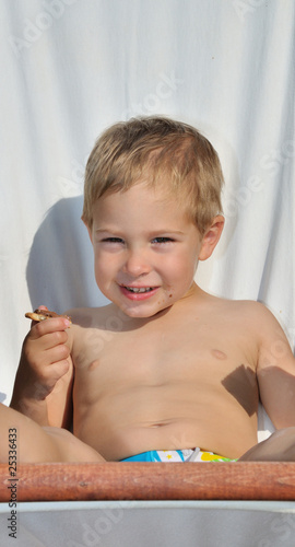 Petit garçon mangeant un biscuit Petit garçon mangeant un biscuit