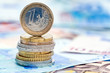 Pile de monnaie et billets d'euro