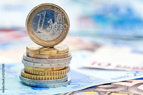 Pile de monnaie et billets d'euro