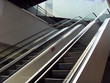 escalator dans un centre commercial escalator dans un centre commercial